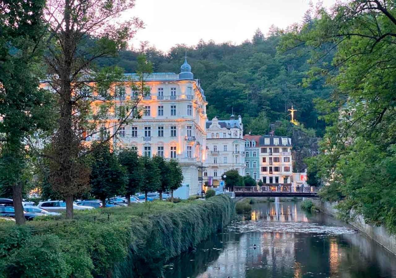 Retro Big Apartment With Two Balconies And Lift Karlovy Vary Kültér fotó
